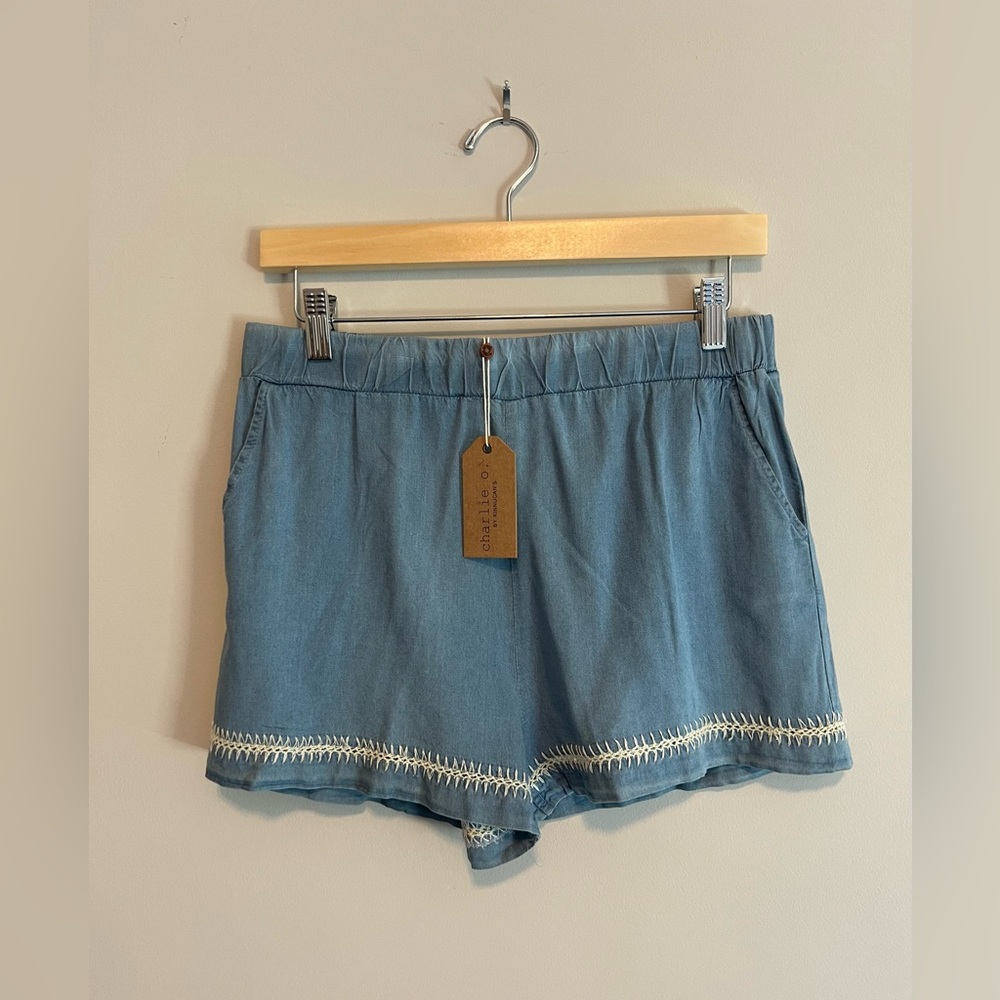Charlie O by Kinnukan’s Chambray shorts with embroidery size Medium NWT
